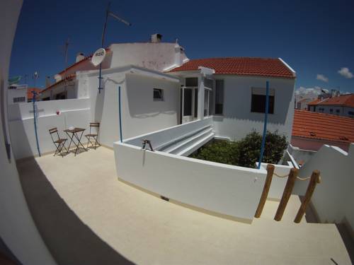 Imagen de los exteriores del Hostel Ahoy Porto Covo. Foto 16