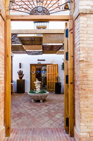 Imagen de los exteriores del Hostel Alojamiento Con Encanto La Luna En El Alba. Foto 7