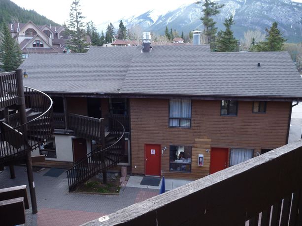 Imagen de los exteriores del Hostel Banff International. Foto 7