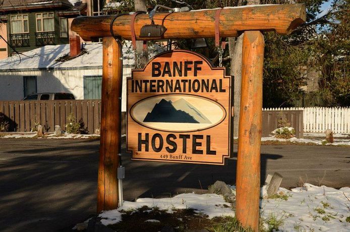 Imagen de los exteriores del Hostel Banff International. Foto 8