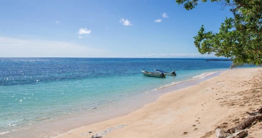 Imagen de los exteriores del Hostel Barefoot Kuata Island Resort Fiji. Foto 19