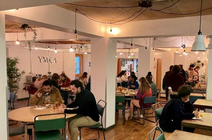 Imagen del bar/restaurante del Hostel Bath Ymca. Foto 10