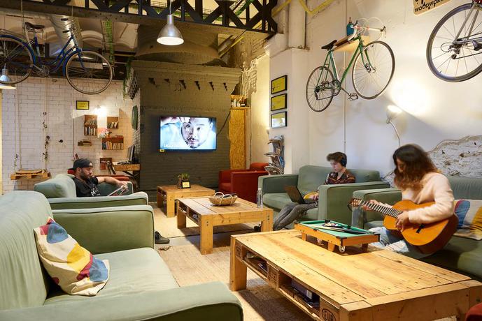 Imagen de los interiores del Hostel Bed And Bike Barcelona. Foto 4