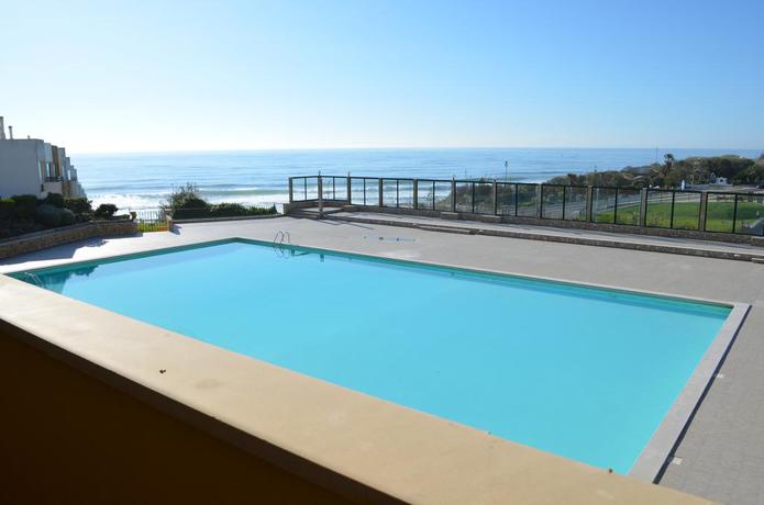 Imagen de la piscina del Hostel Blue Buddha Beach House, Ericeira. Foto 12