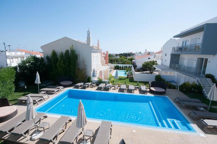 Imagen de la piscina del Hostel Boutique De Boliqueime. Foto 7