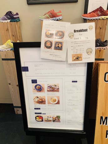 Imagen de los interiores del Hostel Cafe Minimal Our Our. Foto 12