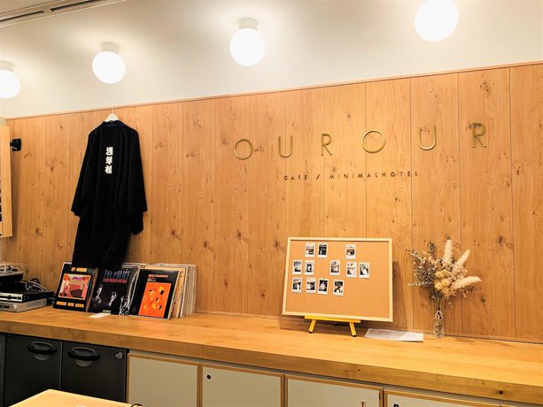 Imagen de los interiores del Hostel Cafe Minimal Our Our. Foto 14