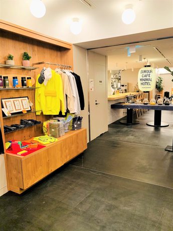 Imagen de los interiores del Hostel Cafe Minimal Our Our. Foto 17