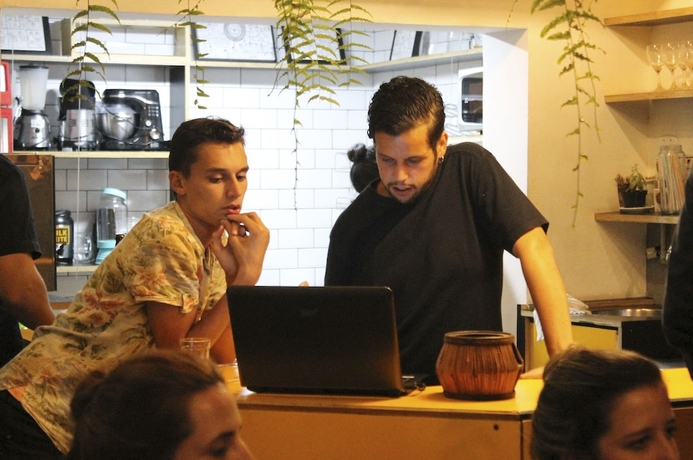 Imagen de los interiores del Hostel Caf&eacute;. Foto 16