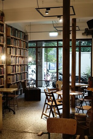 Imagen de los interiores del Hostel Caoji Book Inn. Foto 36