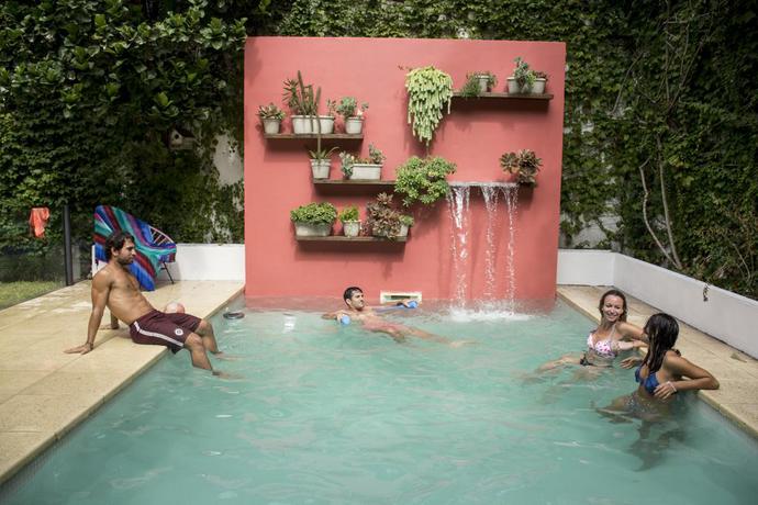 Imagen de la piscina del Hostel Caravan Ba Boutique. Foto 7