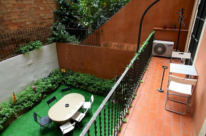 Imagen de los exteriores del Hostel Casa Barcelo, Eixample. Foto 11