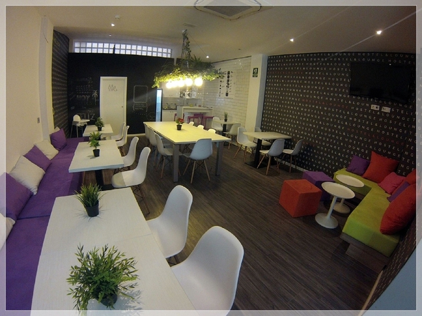 Imagen del bar/restaurante del Hostel Chameleon, Alicante. Foto 4