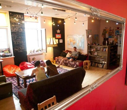 Imagen de los interiores del Hostel Cinnamon Sally Backpackers. Foto 5