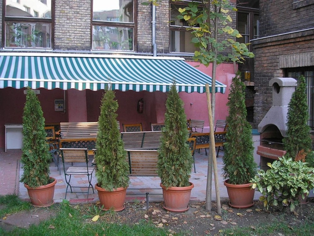 Imagen de los exteriores del Hostel City Corvin. Foto 10