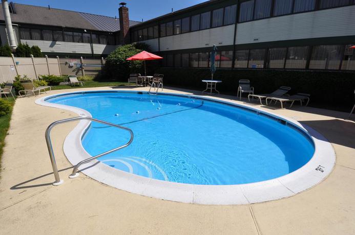 Imagen de la piscina del Hostel Clarion Inn Nashua. Foto 9