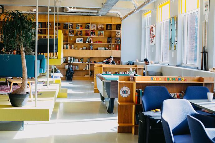 Imagen del bar/restaurante del Hostel Clinknoord -. Foto 2