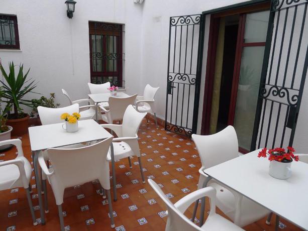 Imagen de los exteriores del Hostel Conil. Foto 7