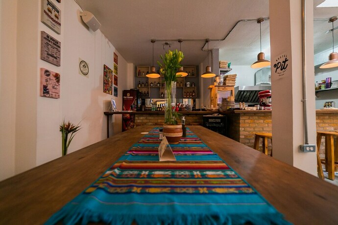 Imagen del bar/restaurante del Hostel El Pit. Foto 16