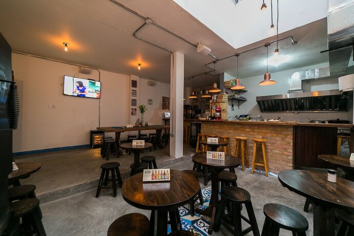 Imagen del bar/restaurante del Hostel El Pit. Foto 18