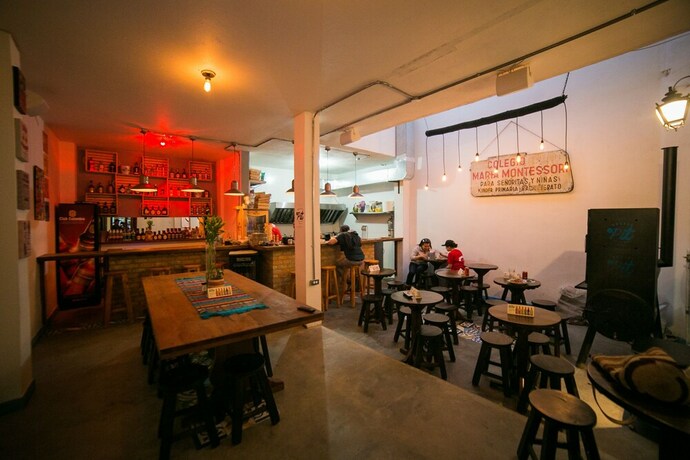 Imagen del bar/restaurante del Hostel El Pit. Foto 19