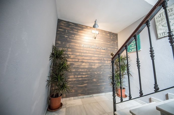 Imagen de los interiores del Hostel Factory Rooms Tarifa -. Foto 7