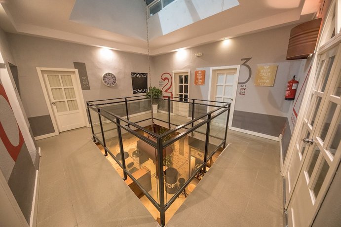 Imagen de los interiores del Hostel Factory Rooms Tarifa -. Foto 8