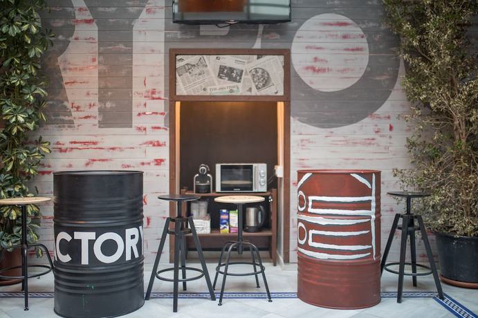 Imagen de los interiores del Hostel Factory Rooms Tarifa -. Foto 12