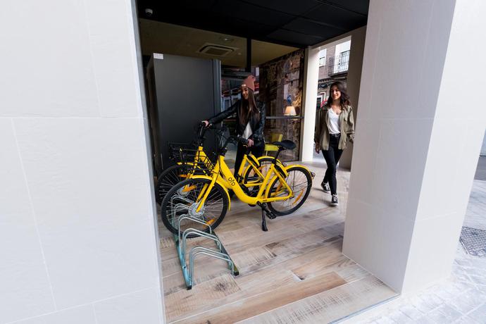 Imagen de los exteriores del Hostel Far Home Bernabeu. Foto 13