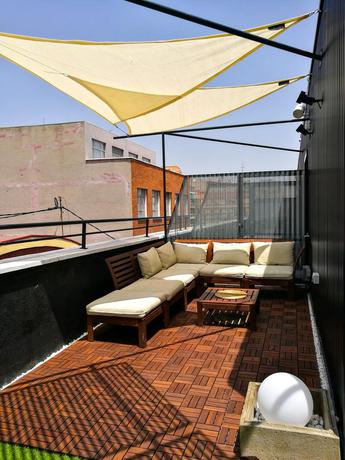 Imagen de los exteriores del Hostel Far Home Bernabeu. Foto 14