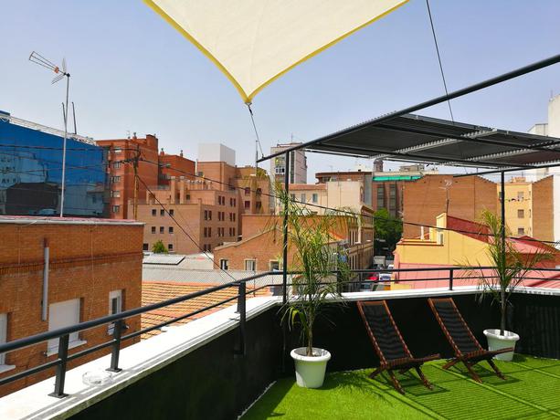 Imagen de los exteriores del Hostel Far Home Bernabeu. Foto 15