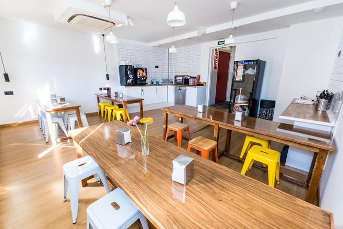 Imagen de los interiores del Hostel Far Home Bernabeu. Foto 17