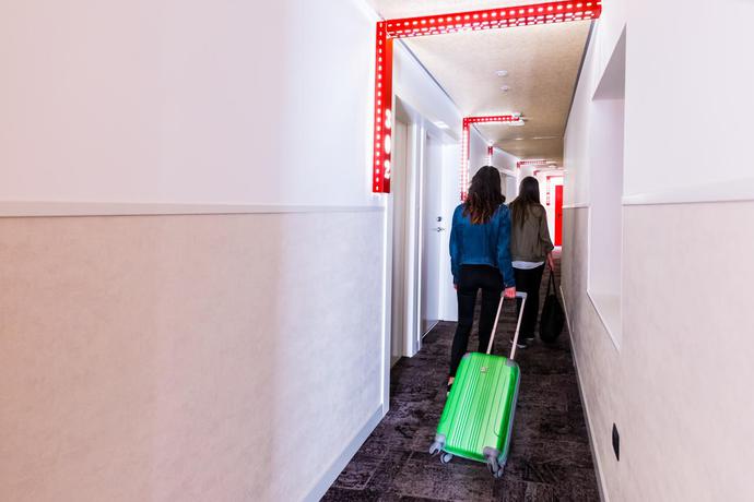 Imagen de los interiores del Hostel Far Home Bernabeu. Foto 18