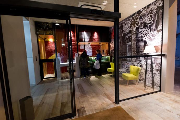 Imagen de los interiores del Hostel Far Home Bernabeu. Foto 19