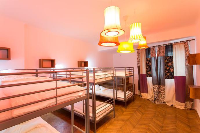 Imagen de la habitación del Hostel First Bucharest. Foto 10