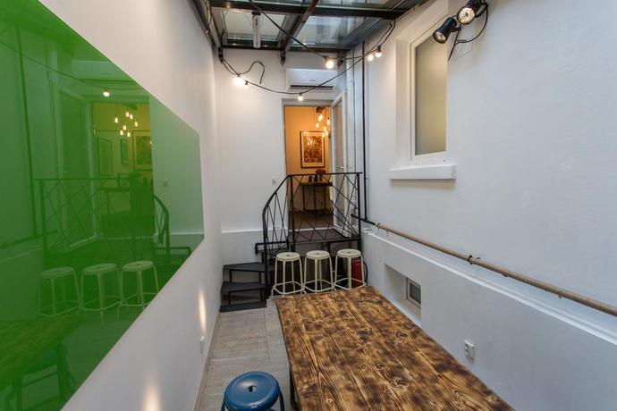 Imagen del bar/restaurante del Hostel First Bucharest. Foto 6