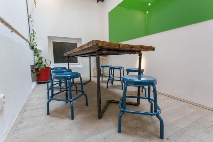 Imagen del bar/restaurante del Hostel First Bucharest. Foto 7