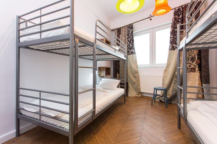 Imagen de la habitación del Hostel First Bucharest. Foto 17
