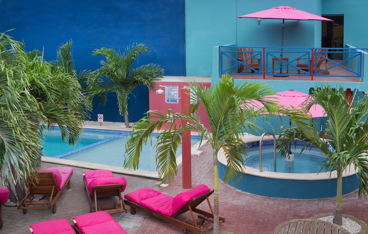 Imagen de la piscina del Hostel First Curacao. Foto 12