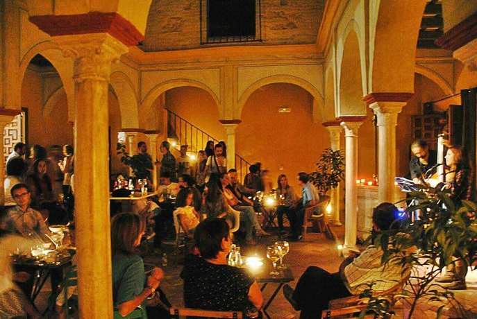 Imagen del bar/restaurante del Hostel Frenteabastos And Suites. Foto 2