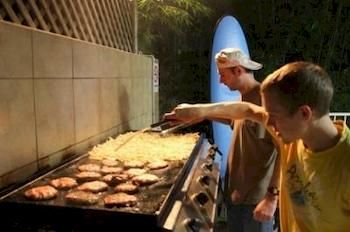 Imagen de los exteriores del Hostel Gold Coast Backpackers -. Foto 8