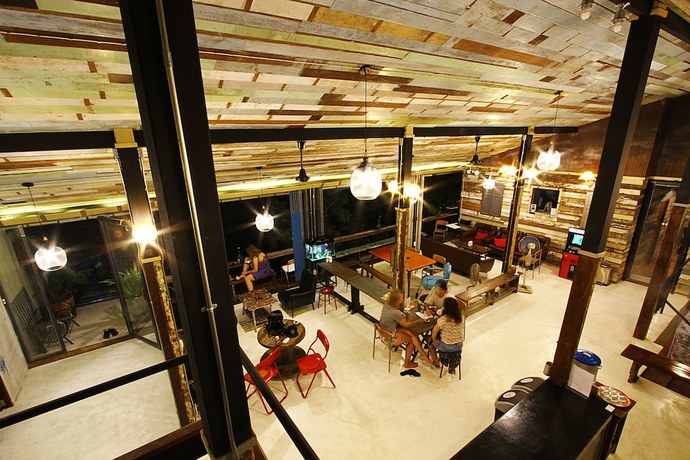 Imagen de los interiores del Hostel Here, Bangkok. Foto 21