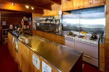 Imagen de los interiores del Hostel Hi-kananaskis. Foto 7