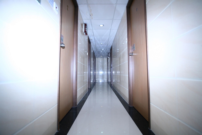 Imagen de los interiores del Hostel H.k Commercial Inn. Foto 14