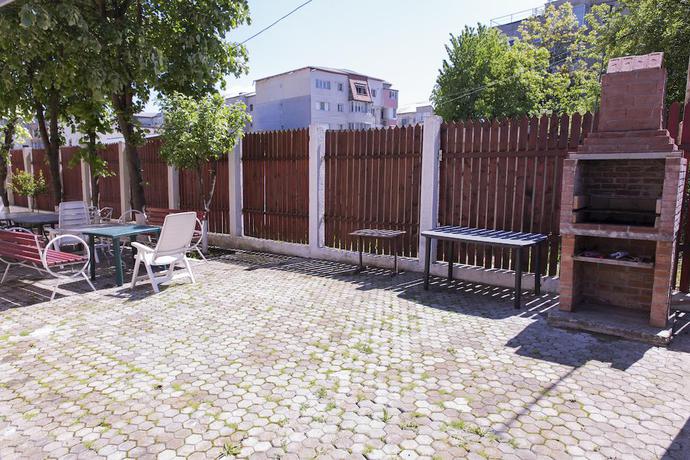 Imagen de los exteriores del Hostel Holland Bacau. Foto 8