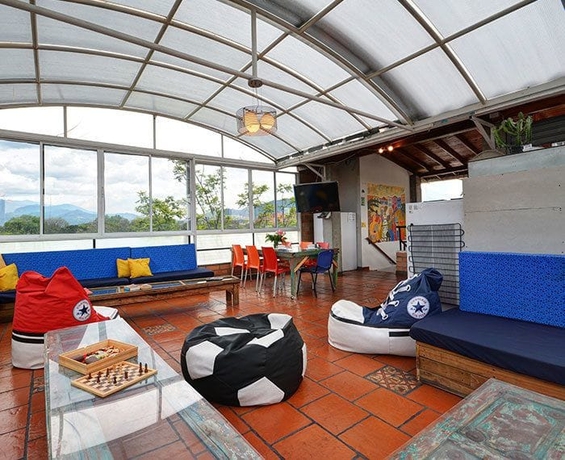 Imagen de los interiores del Hostel International House Medellin -. Foto 2