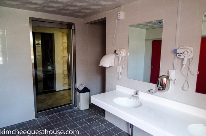 Imagen del bar/restaurante del Hostel Kimchee Busan Downtown Guesthouse -. Foto 6