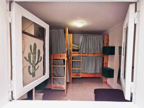 Imagen de la habitación del Hostel La Ventana Azul Surf. Foto 15