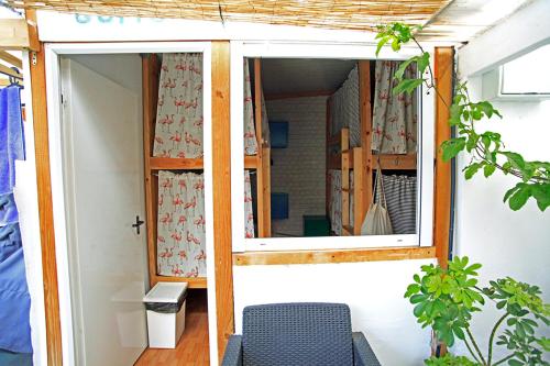 Imagen de la habitación del Hostel La Ventana Azul Surf. Foto 17