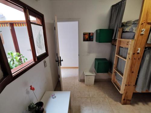Imagen de la habitación del Hostel La Ventana Azul Surf. Foto 18